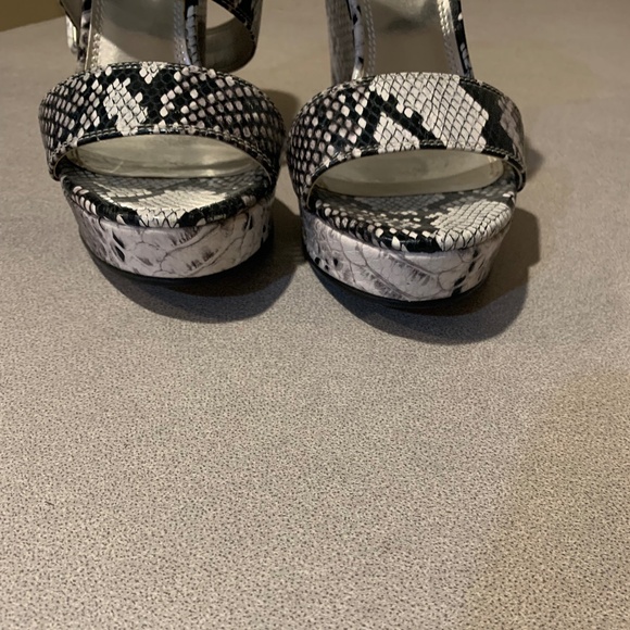 White House Black Market Black/White Snakeprint Wedge Platform Sandals sz 8.5 M - Picture 2 of 7